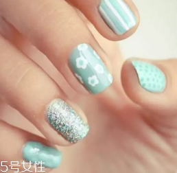 綠色指甲油顯手黑嗎？反光深綠色適合黃皮