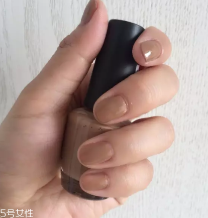 綠色指甲油顯手黑嗎？反光深綠色適合黃皮