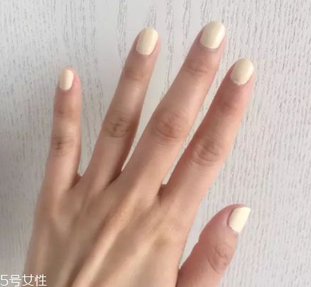 綠色指甲油顯手黑嗎？反光深綠色適合黃皮