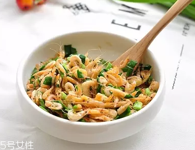 韭菜沒熟吃了會怎么樣？生韭菜很辛辣