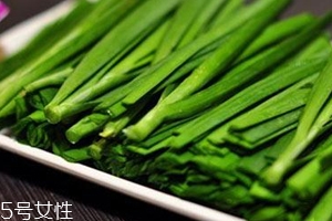 韭菜沒熟吃了會怎么樣？生韭菜很辛辣
