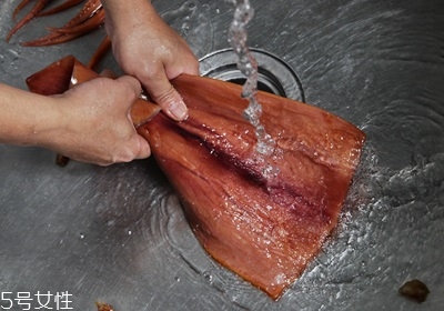 魷魚上面的膜怎么處理 魷魚上面的膜怎么處理