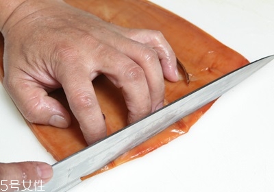 魷魚上面的膜怎么處理 魷魚上面的膜怎么處理