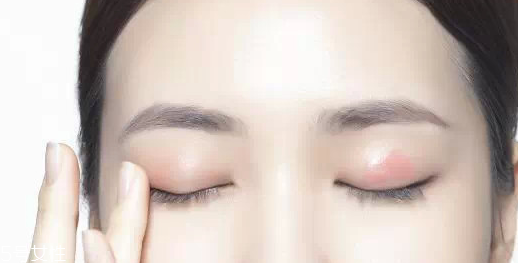 怎么用口紅畫眼影？兩步畫好眼妝