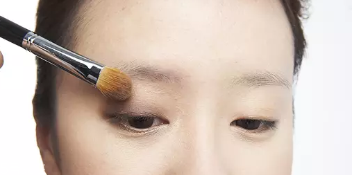 怎么用口紅畫眼影？兩步畫好眼妝