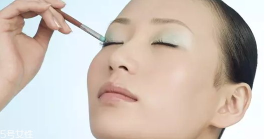 怎么用口紅畫眼影？兩步畫好眼妝