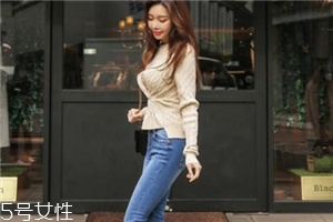 米色毛衣怎么搭配？打造氣質女神范兒