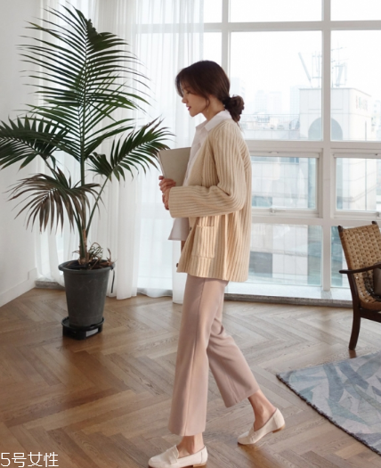 米色毛衣怎么搭配？打造氣質女神范兒