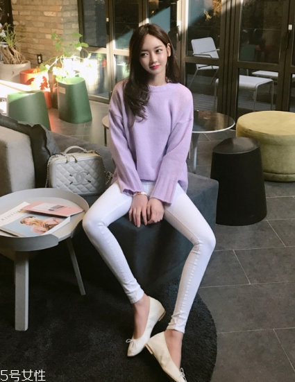 紫色毛衣怎么搭配？輕松駕馭流行色