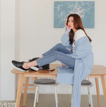 淺藍(lán)色毛衣怎么搭配？簡約配色彰顯氣質(zhì)