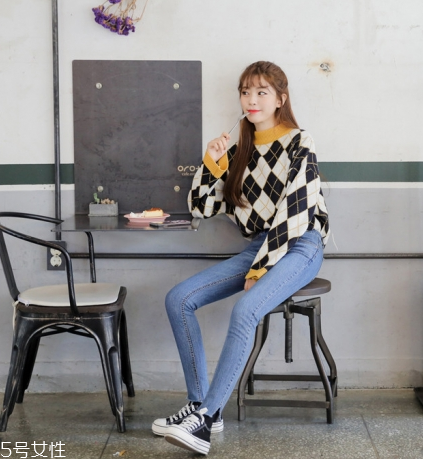 格子毛衣怎么搭配？盡顯減齡學院風