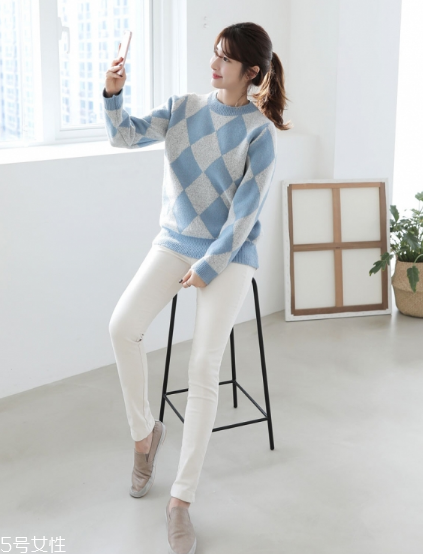格子毛衣怎么搭配？盡顯減齡學院風