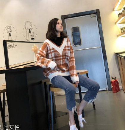 格子毛衣怎么搭配？盡顯減齡學院風