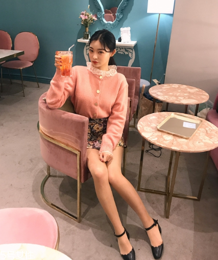 粉色針織衫怎么搭配？文藝又少女的穿搭經(jīng)典