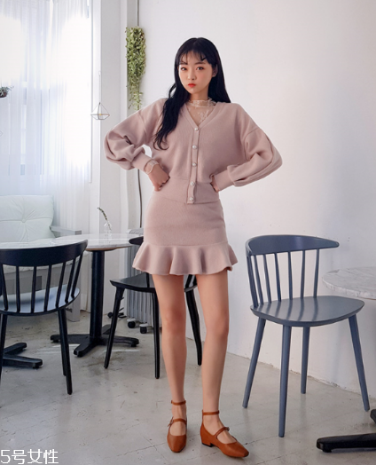 粉色針織衫怎么搭配？文藝又少女的穿搭經(jīng)典