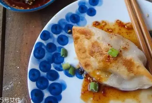 餃子餡先放水還是先放油？油是最后放的調(diào)料