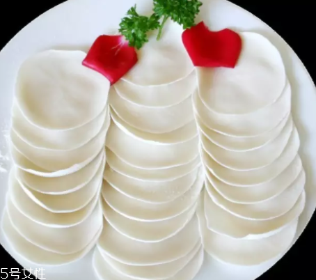 搟餃子皮怎么轉(zhuǎn)圈？借用巧力才能轉(zhuǎn)圈成圓