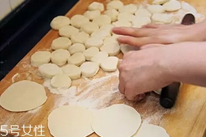 搟餃子皮怎么轉(zhuǎn)圈？借用巧力才能轉(zhuǎn)圈成圓