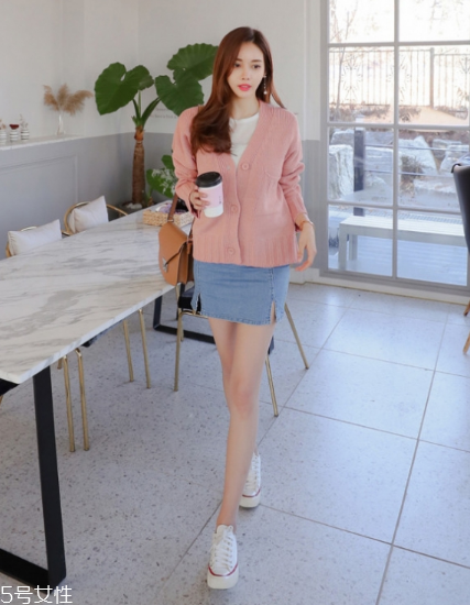 毛衣搭配短裙好看嗎？立顯俏皮少女范兒
