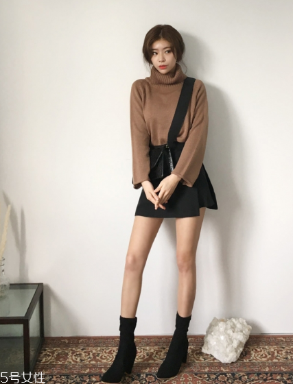 毛衣搭配短裙好看嗎？立顯俏皮少女范兒