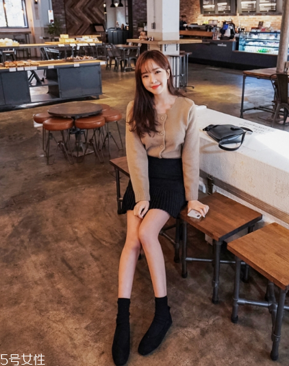 毛衣搭配短裙好看嗎？立顯俏皮少女范兒