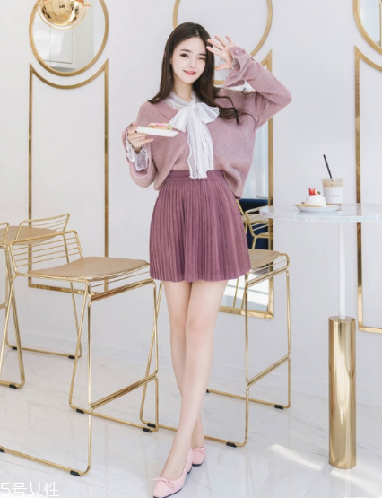 毛衣搭配短裙好看嗎？立顯俏皮少女范兒