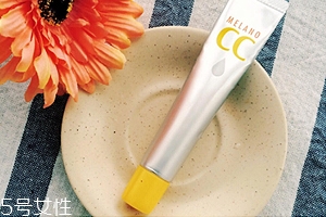 樂敦CC能涂在痘痘上嗎？痘痘與痘印均能改善