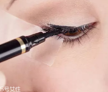 眼線眼尾怎么畫好看？用透明膠畫出優(yōu)美弧度