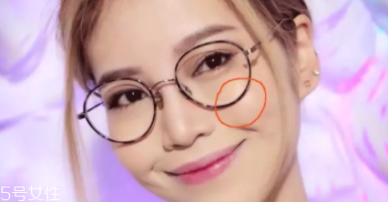戴眼鏡好看還是不戴眼鏡好看？寬眼距戴眼鏡很精致