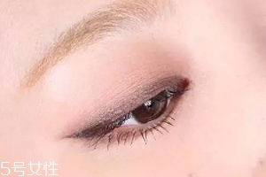 單眼皮如何畫眼影？亮色眼影會(huì)制造車禍現(xiàn)場(chǎng)