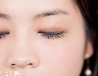 單眼皮如何畫眼影？亮色眼影會制造車禍現(xiàn)場