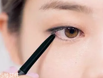 單眼皮如何畫眼影？亮色眼影會制造車禍現(xiàn)場