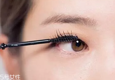 單眼皮如何畫眼影？亮色眼影會制造車禍現(xiàn)場