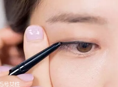 單眼皮如何畫眼影？亮色眼影會制造車禍現(xiàn)場