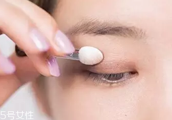 單眼皮如何畫眼影？亮色眼影會制造車禍現(xiàn)場