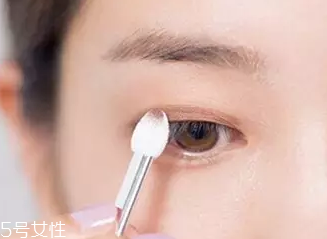 單眼皮如何畫眼影？亮色眼影會制造車禍現(xiàn)場