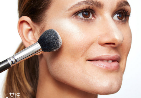 高光用在化妝的哪一步 不會化妝的妹子新手教程分享 高光用在化妝的哪一步 不會化妝的妹子新手教程分享