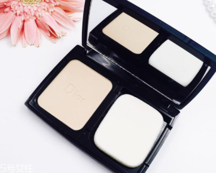 迪奧凝脂恒久粉餅好用嗎？輕薄持久適合春夏
