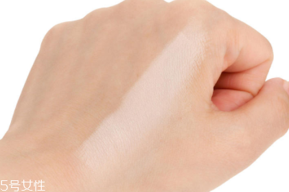 迪奧凝脂恒久粉餅好用嗎？輕薄持久適合春夏