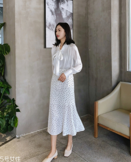 波點(diǎn)裙搭配什么上衣？復(fù)古混搭風(fēng)女王