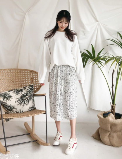 波點(diǎn)裙搭配什么上衣？復(fù)古混搭風(fēng)女王