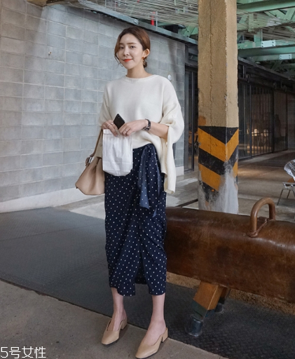 波點(diǎn)裙搭配什么上衣？復(fù)古混搭風(fēng)女王