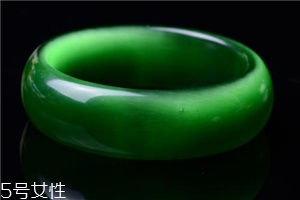 綠水晶手鐲應戴哪只手？左手更好