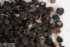 黑枸杞會泡成白色嗎？有這個可能