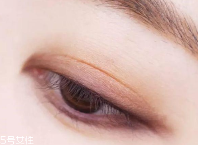 戴眼鏡怎么化妝好看？這么化妝比戴美瞳還美貌