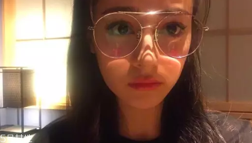 戴眼鏡怎么化妝好看？這么化妝比戴美瞳還美貌