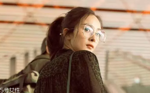 戴眼鏡怎么化妝好看？這么化妝比戴美瞳還美貌