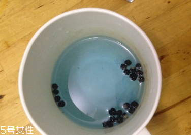 黑枸杞能和菊花一起泡嗎？這個(gè)搭配沒毛病