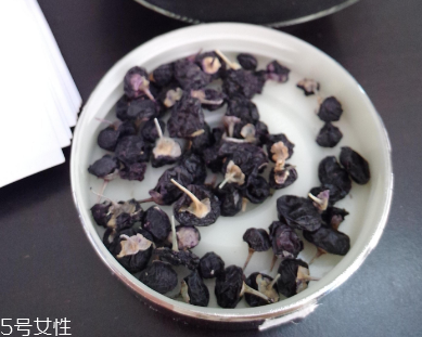 黑枸杞能和菊花一起泡嗎？這個(gè)搭配沒毛病