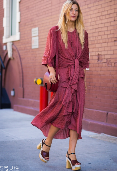 參加婚禮穿什么鞋子？優(yōu)雅與時(shí)髦并存